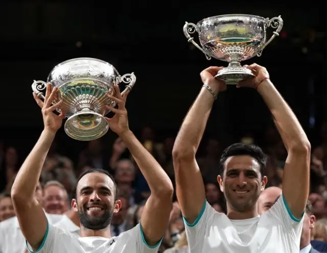 Cabal y Farah levantan el trofeo