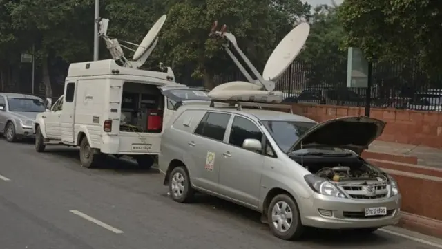 सुप्रीम कोर्ट के सामने मीडिया की गाड़ियां