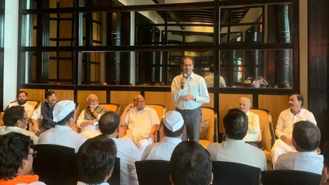 उद्धव ठाकरे एका हॉटेलात आमदारांशी संवाद साधताना