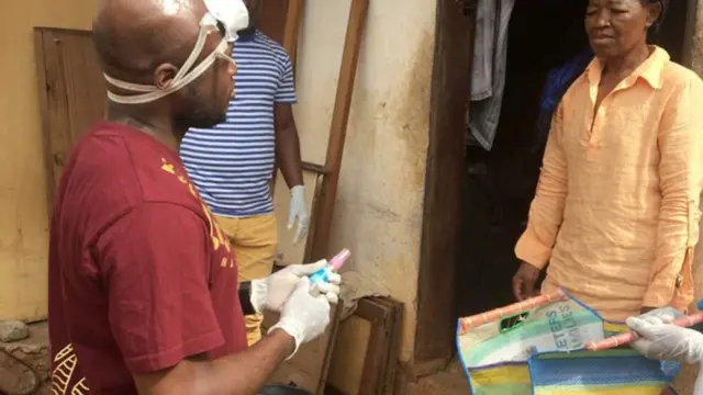 Des Camerounais fabriquent et offrent des désinfectants pour les mains