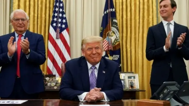 دیوید فریدمن سفیر آمریکا در اسرائیل (سمت چپ)، دونالد ترامپ و جرد کوشنر داماد رئیس‌جمهوری آمریکا پس از اعلام توافق میان اسرائیل و امارات