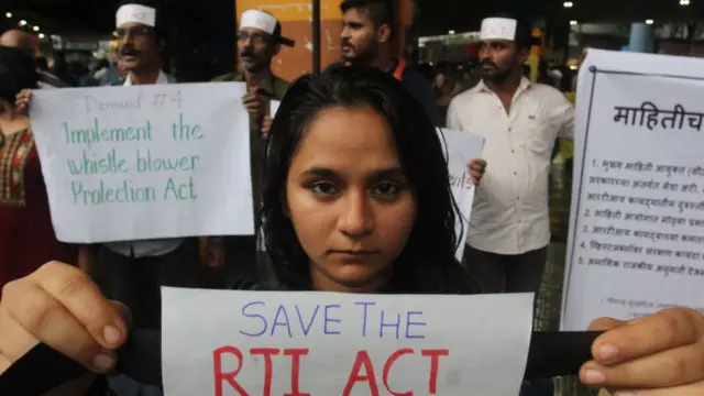 કોંગ્રેસના નેતા ડૉ. શશિ થરૂરે નવા સુધારાને 'આરટીઆઇ નાબૂદી બિલ' ગણાવ્યું હતું