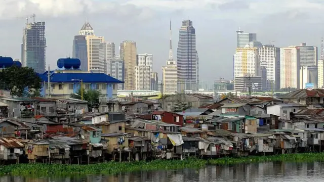 Favela com torres ao fundo