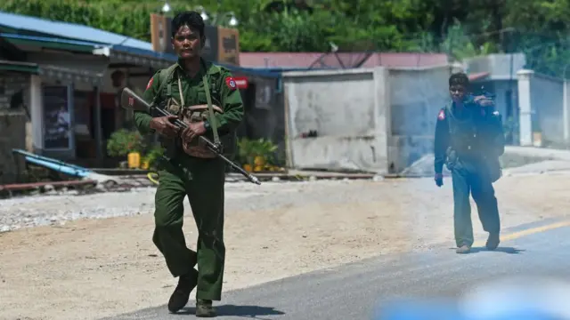 တပ်မတော် တပ်ဖွဲ့ဝင် နှစ်ယောက်