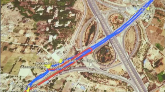 ఎరుపు రంగు లైన్: బాధితురాలు వచ్చి, తన స్కూటీని పార్క్ చేసిన మార్గం; నీలం రంగు లైన్: నిందితులు ఆమె స్కూటీని తీసుకెళ్లిన మార్గం