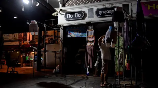 บรรยากาศการล็อกดาวน์กลับมาอีกครั้ง หลังจากที่รัฐประกาศข้อกำหนด ให้ห้างสรรพสินค้า และร้านอาหารต่างๆ เปิดบริการจำหน่ายเฉพาะสินค้าที่จำเป็นต่อการดำรงชีพ โดยจะให้บริการปิดเวลา 20.00 น.