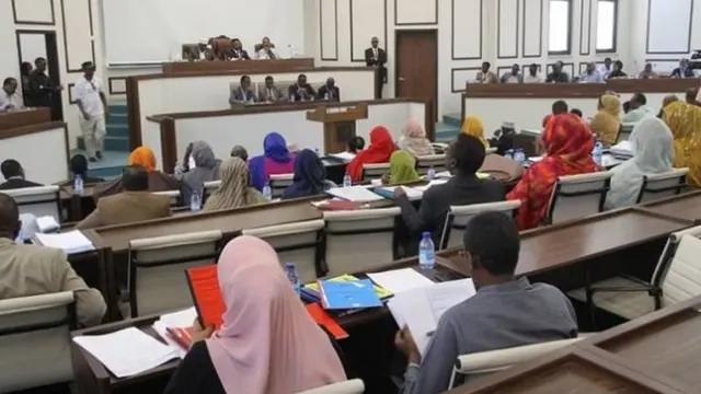 Baarlamaanka waxaa horyaalla sharciga doorashada