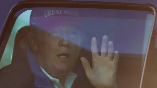 Дональд Трамп помахал участникам акции на пути назад в Белый дом