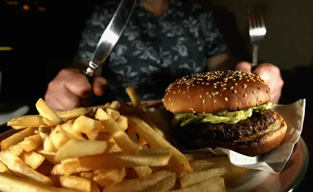 Hamburguesa con papas fritas