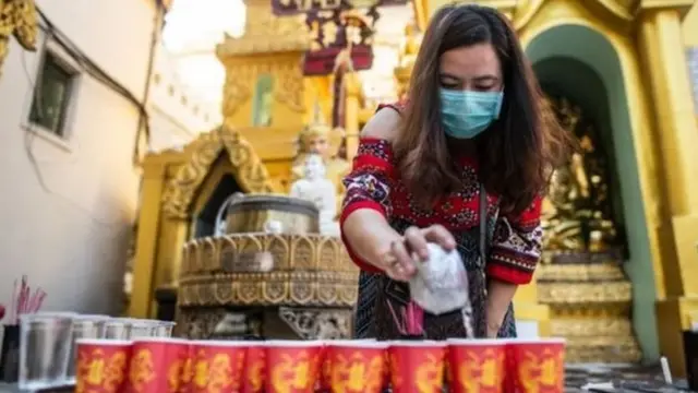 perempuan Myanmar di kuil