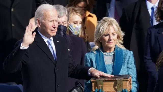 Joe Biden presta juramento como presidente ao ladosites com apostas gratissua esposa, Jill Biden