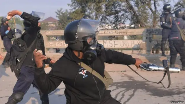 निदर्शकांवर अश्रुधूर सोडण्यात आला.