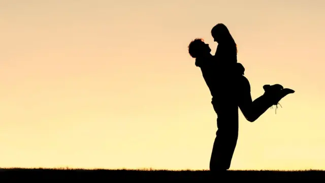 Pareja feliz en la sombra del horizonte.