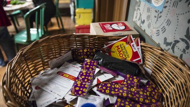 Cesta com camisinhas e folhetospix bet365 apk downloadsaúde