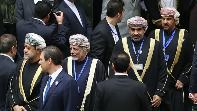 علیرضا افتخاری (راست) و در کنارش داریوش ارجمند از هنرمندان حاضر در مراسم تحلیف بودند