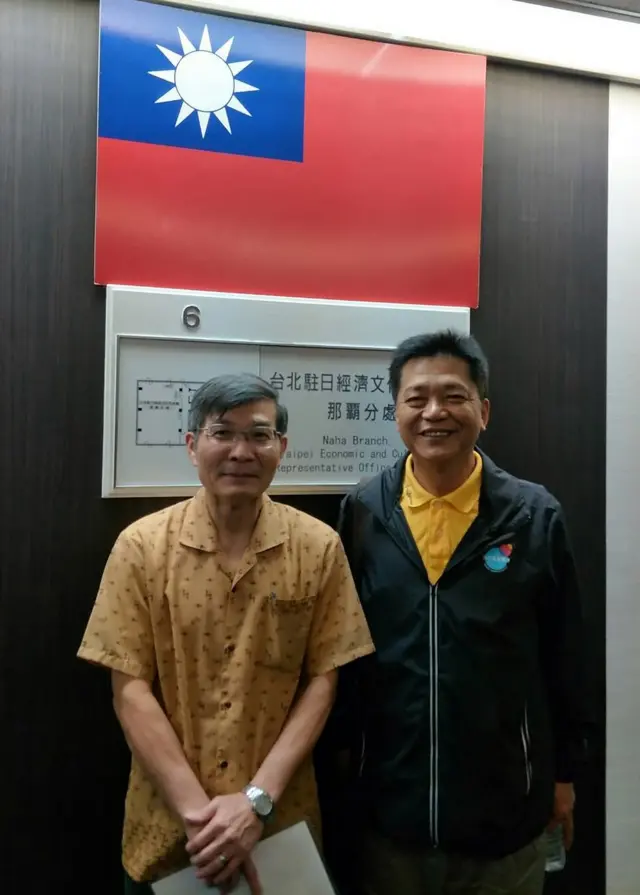 7月刚上任的台北驻大阪经济文化办事处长苏启诚(左)14日被发现在大阪住处轻生,家属获悉十分悲痛。图为苏启诚此前接待嘉义县政府日本考察团参访的资料照片。