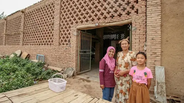 Bersama warga Uighur di Xinjiang.