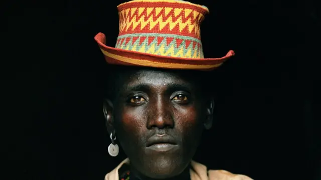 Etiyopyalı Omo Vadisi'ndeki Turmi de Hamer kabilesinden bir adamın portresi.