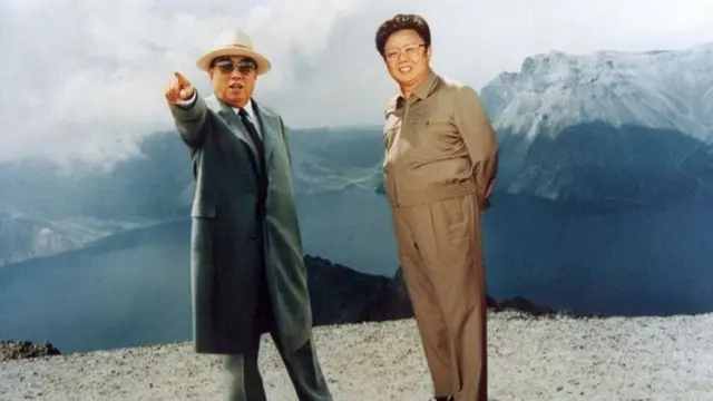 Şimali Koreyanın qurucusu Kim Il-sung-i vəzifədə oğlu Kim Jong-il əvəzləyib