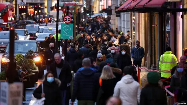 सड़क पर चलते लोग