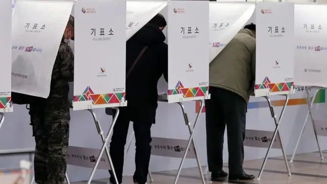 4일 오전 서울역 대합실에 마련된 남영동 사전투표소에서 시민들이 투표를 하고 있다