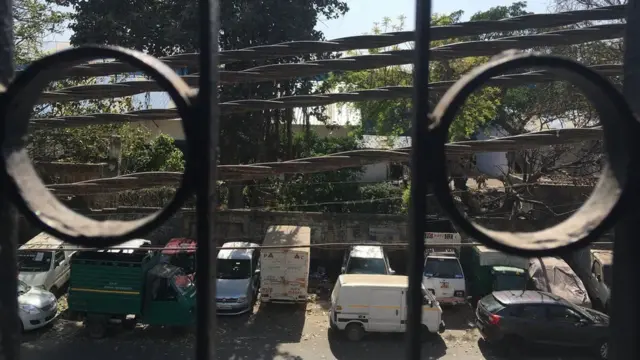 વેશ્યાલય બહારની તસવીર