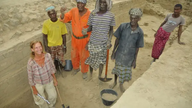 ፕሮፌሰር ሰረና ማሳ ምስ ሰራሕተኛታት ኣብ ኩዕታ