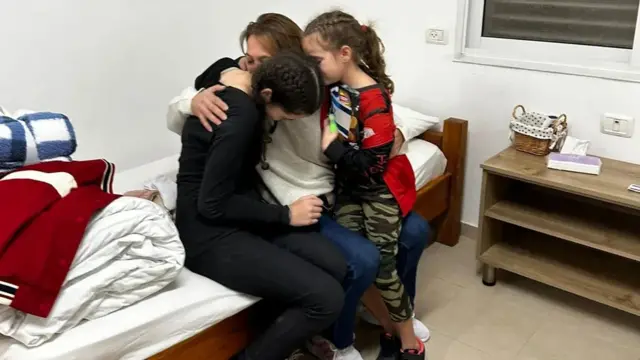 Majan Zin sa ćerkama Dafnom i Ela