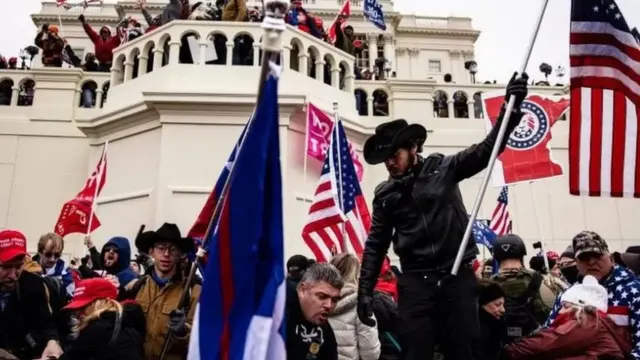 أنصار ترامب أثناء اقتحام الكابيتول في 6 يناير 2021