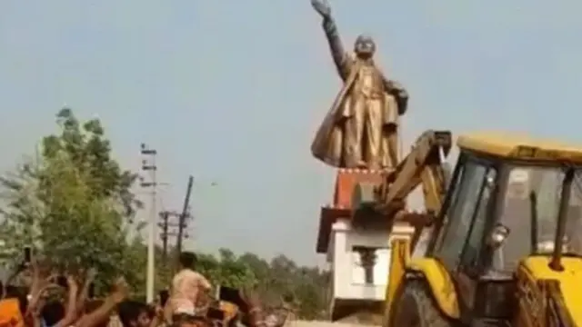 භාරතීය ජනතා පක්ෂයේ (BJP) ආධාරකරුවන්ගේ ප්රීතිඝෝෂා මැද 'ත්රිපුර'ලෙනින් ප්රතිමාව ඉවත් කරන ආකාරය