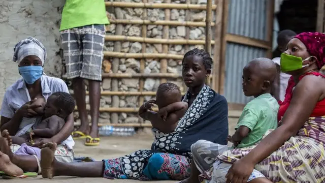 Mujeres desplazadas en Mozambique con sus hijos