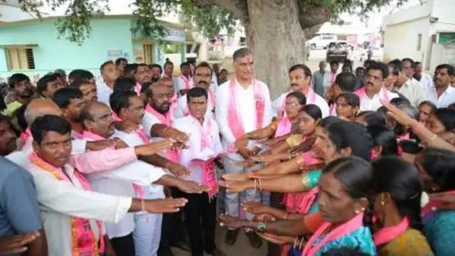 హరీశ్‌కి ఓటు వేస్తామని తీర్మానిస్తున్న గ్రామస్తులు