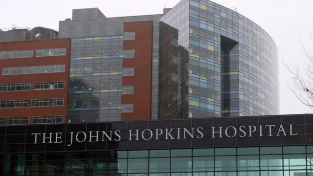 Fachada do Hospital Johns Hopkins.