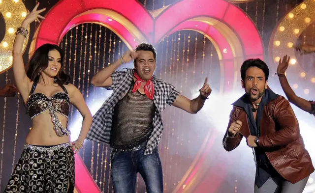 Sunny Leone (E) e Tusshar Kapoor (D) se apresentam durante lançamento do filme 'Shootout At Wadala'betnacional primeiro depositoMumbai, 2013