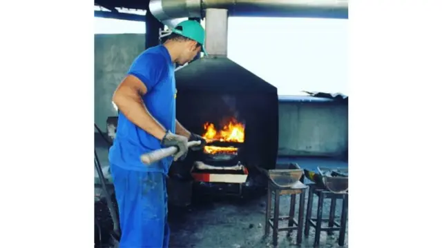 Castanhas sendo queimadas na Cooperativa de Carrilho