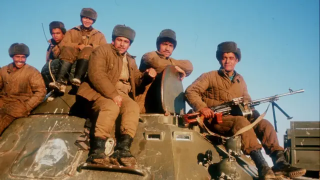 কাবুলের কাছে সালাং হাইওয়েতে ট্যাংকের ওপর বসা একদল সোভিয়েত সৈন্য