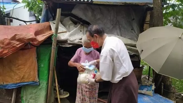 လွှတ်တော်အမတ် ဦးညီညီရဲ့ဦးဆောင်မှုနဲ့ ပြည်သူသာအဓိက အစီအစဉ်ကနေ အိမ်ထောင်စုပေါင်း ၆၀၀ကျော်အတွက် စားနပ်ရိက္ခာအချို့ ဝေမျှခဲ့