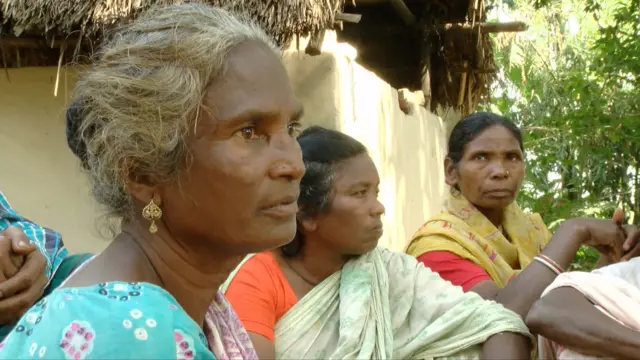 আতঙ্কিত ভীত সাঁওতাল নারীরা