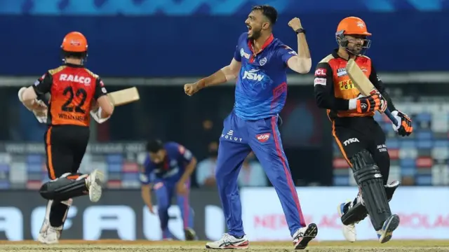 लगातार दो गेंदों पर दो विकेट लेकर अक्षर पटेल ने हैदराबाद की रफ़्तार पर रोक लगाई