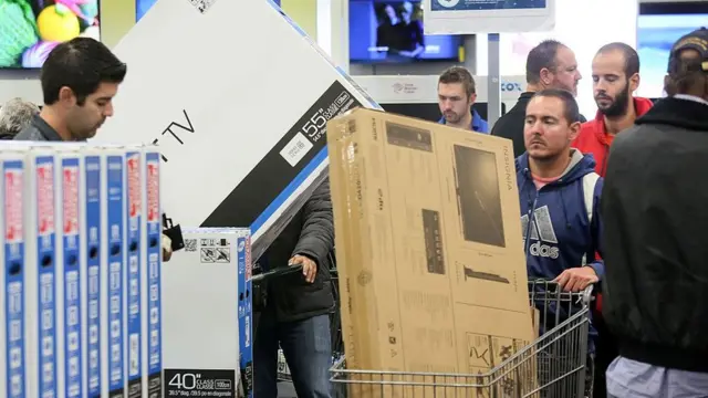 Gente comprando televisores