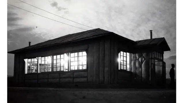 저녁 늦게까지 불이 켜진 휴전회담장의 모습. 1953년 6월 23일 사진