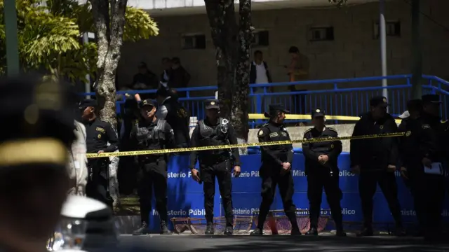 Albergue Hogar Seguro resguardado por policías