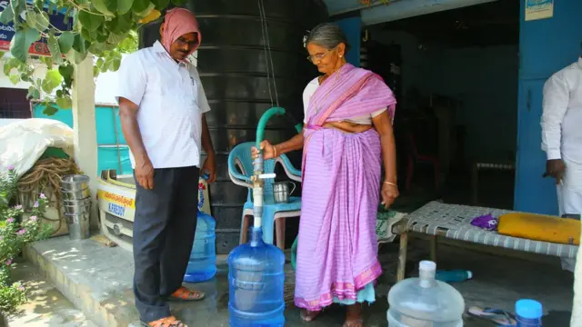 ఆర్వో ప్లాంటు వద్ద నీళ్లు పట్టుకుంటున్న వ్యక్తి
