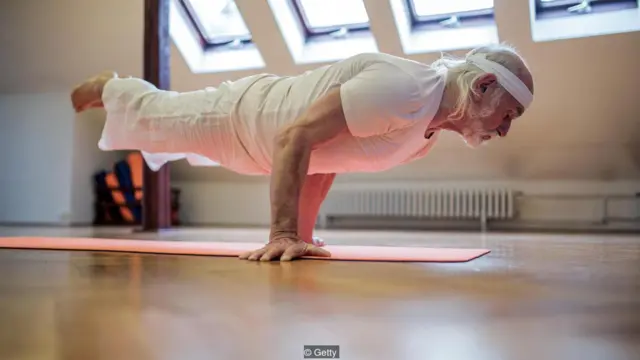 Getdikcə daha çox alim inanaır ki, biz qocalıqla bağlı xəstəlikləri ram edə bilərik