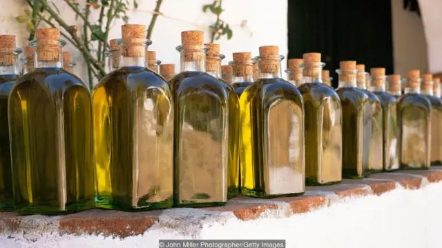 榨取自千年古树的橄榄油价格为每 500ml 20 到 100 欧元不等