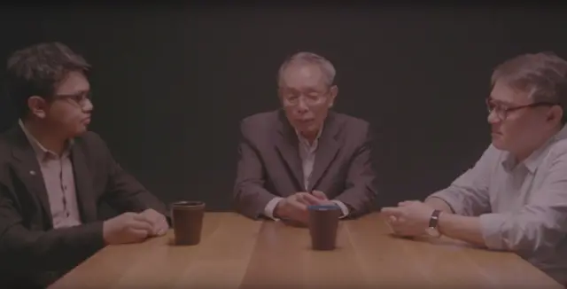 ภาพนิ่งจากภาพยนตร์สารคดีชีวิต "Frienemies" จากส่วนการสัมภาษณ์ อ. ศรัญญู เทพสงเคราะห์(ซ้าย), ศ.พิเศษ ดร. ชาญวิทย์ และ อ.ณัฐพล ใจจริง