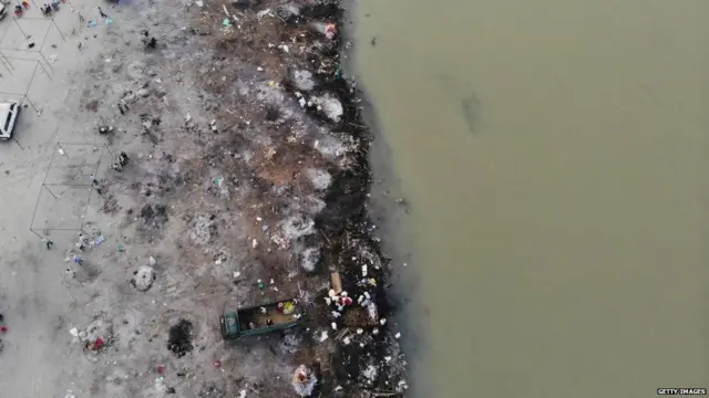 ਉੱਤਰ ਪ੍ਰਦੇਸ਼ ਦੇ ਗੜਮੁਖਤੇਸ਼ਵਰ ਵਿੱਚ ਗੰਗਾ ਕੰਢੇ ਕਈ ਸਸਕਾਰ ਕੀਤੇ ਗਏ