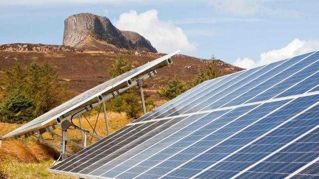 Paneles solares en la isla de Eigg