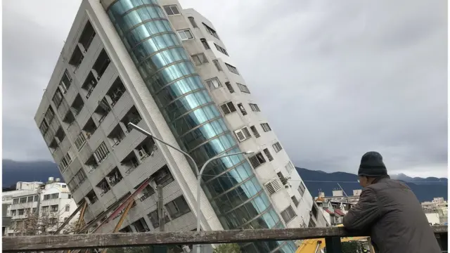 一位當地民眾回到事發現場,看著過去高挑的雲門翠堤大樓。