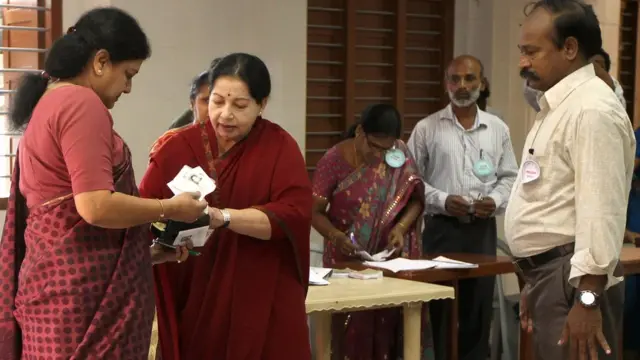 ஜெயலலிதாவுடன் பொது வெளியில் அரை கை அளவு ரவிக்கை மற்றும் சாதாரண பின்னல் கொண்ட வகையில் தோற்றமளிக்கும் சசிகலா